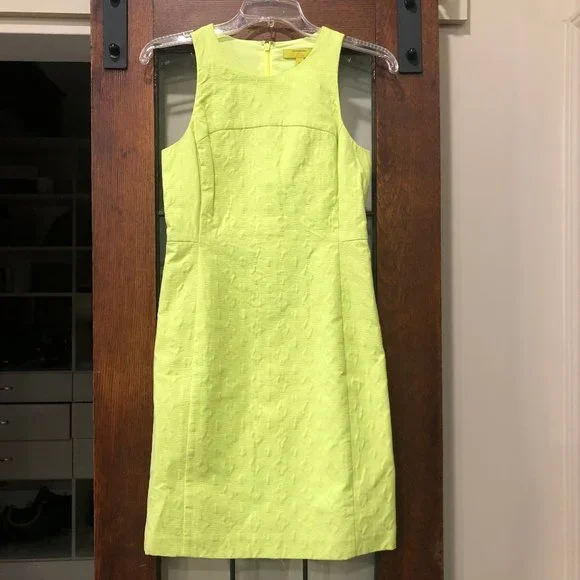 slim fit dress slacks Ricana jersey shift dress with belt and retro print in green main image 0